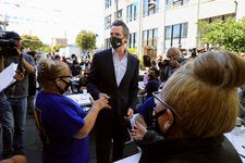 El gobernador de California, Gavin Newsom, en campaña en San Francisco el martes.