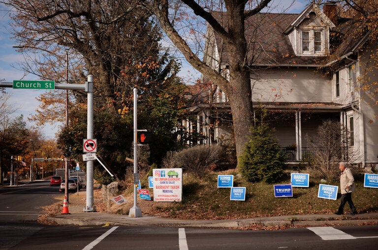 Carteles de campaña en Hazelton, Pensilvania. Este grupo de ciudades industriales con comunidades latinas en crecimiento —lugares como Allentown, Hazleton y Reading— se ha convertido en un hervidero de campañas.