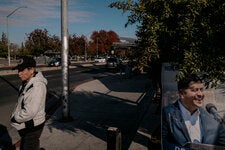 Un cartel de Luis Chavez, demócrata que ganó un escaño en la junta de supervisores del condado de Fresno. Le sorprendió ver avisos que apoyaban su candidatura junto a carteles que respaldaban a Donald Trump.
