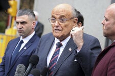 Rudolph Giuliani a las afueras de un tribunal de Manhattan el martes. “No tengo coche”, había dicho antes al juez. “No tengo tarjeta de crédito. No tengo dinero en efectivo”. 