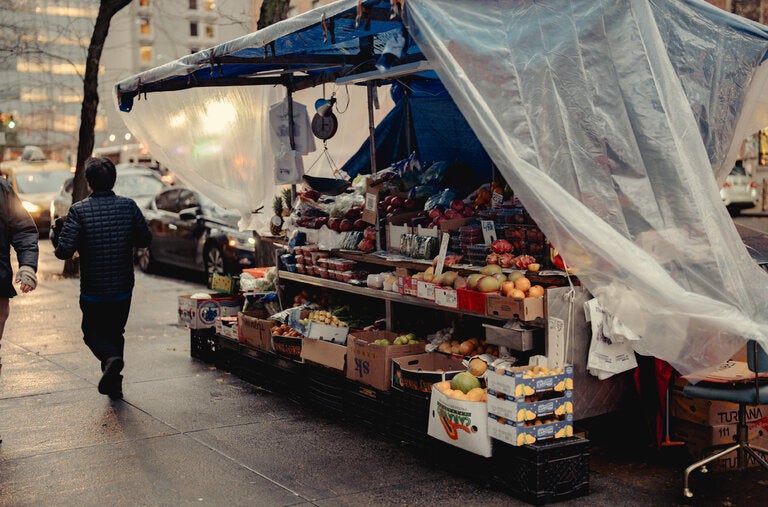 El plátano que pasó a formar parte de una obra de arte de 6,2 millones de dólares procedía de un puesto de fruta frente a Sotheby’s.