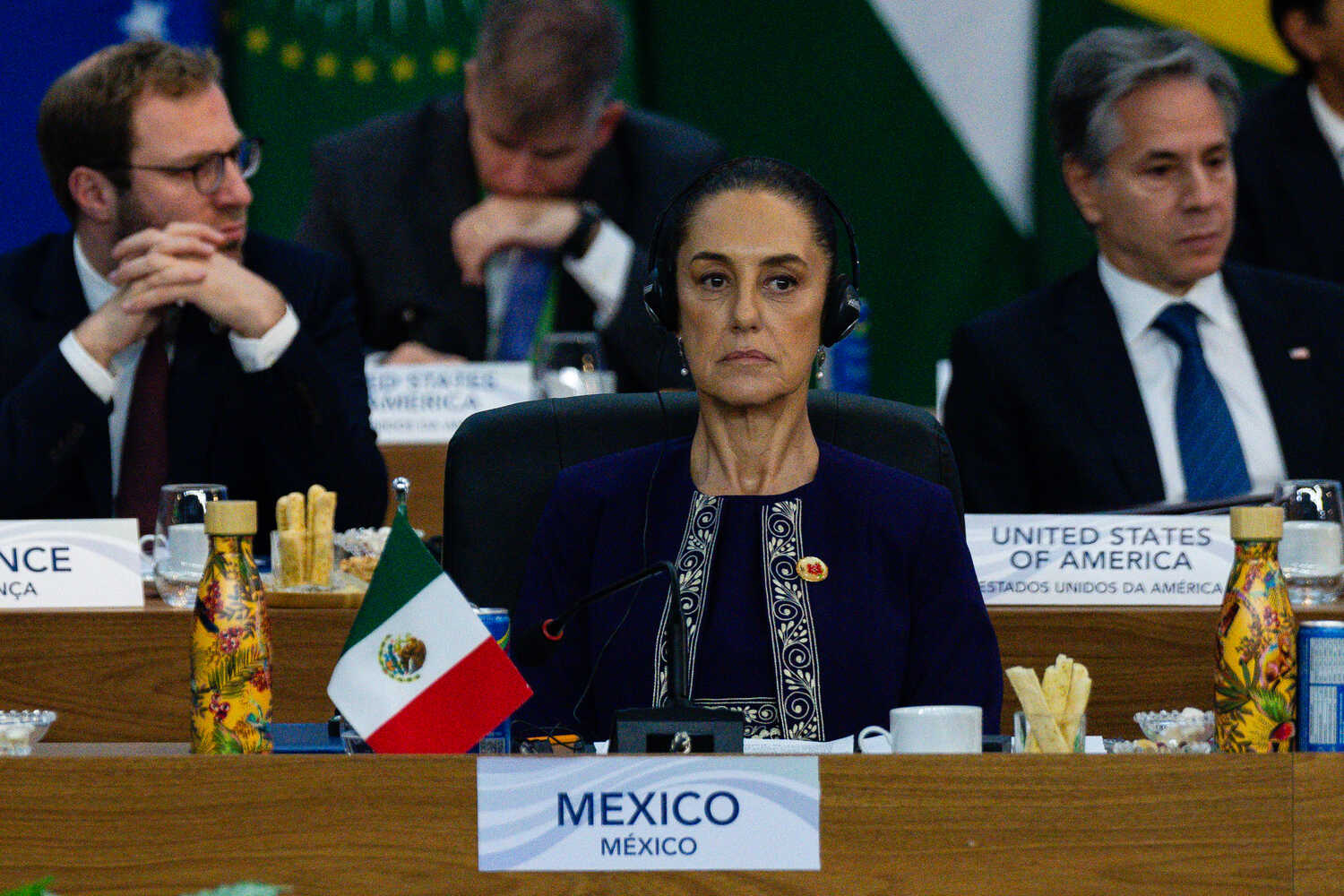 La presidenta Claudia Sheinbaum de México escucha los comentarios del presidente Joe Biden durante la cumbre del Grupo de los 20 en Río de Janeiro la semana pasada. 
