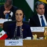 La presidenta Claudia Sheinbaum de México escucha los comentarios del presidente Joe Biden durante la cumbre del Grupo de los 20 en Río de Janeiro la semana pasada. 