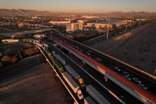 Camiones en espera para cruzar a Estados Unidos en Ciudad Juárez, México, el martes. Muchos productores multinacionales han establecido cadenas de suministro que serpentean entre los países de América del Norte.